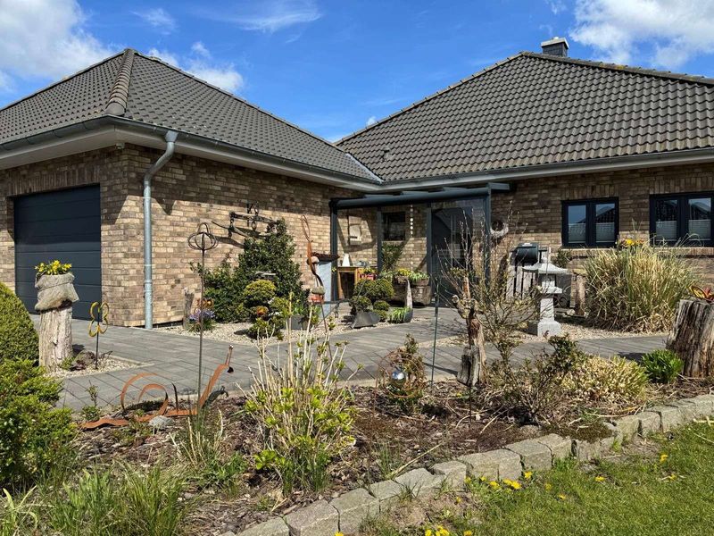 Energieeffizienter Bungalow mit ELW oder Büro, Doppelgarage in hochwertiger Bauweise in Sackgasse